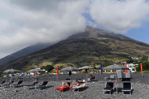 Dòng dung nham khổng lồ từ núi lửa Stromboli - Ảnh 6. Dòng dung nham khổng lồ từ núi lửa Stromboli - Ảnh 6.