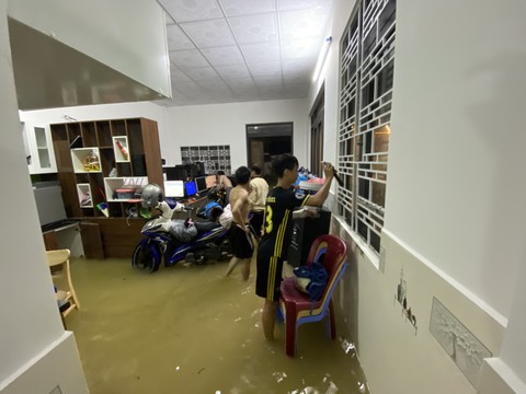 Mưa như trút nước, người Đà Nẵng lội nước từ trong nhà ra ngoài đường - Ảnh 7. Mưa như trút nước, người Đà Nẵng lội nước từ trong nhà ra ngoài đường - Ảnh 7.