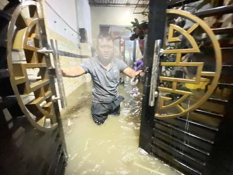 Mưa như trút nước, người Đà Nẵng lội nước từ trong nhà ra ngoài đường - Ảnh 4. Mưa như trút nước, người Đà Nẵng lội nước từ trong nhà ra ngoài đường - Ảnh 4.