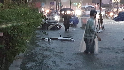 Miền Trung mưa trắng trời, khẩn cấp di dời hàng chục ngàn dân khỏi nơi nguy hiểm - Ảnh 2. Miền Trung mưa trắng trời, khẩn cấp di dời hàng chục ngàn dân khỏi nơi nguy hiểm - Ảnh 2.