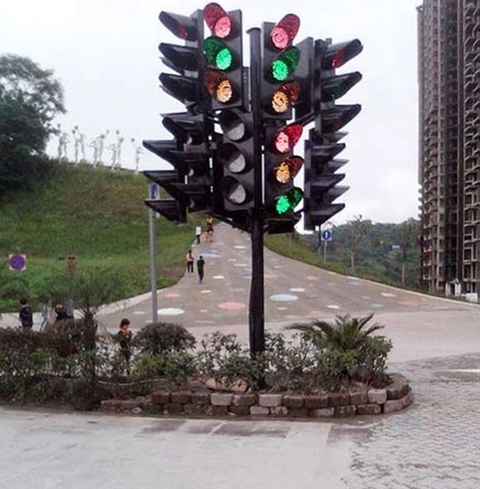 Dở khóc dở cười với những cột đèn giao thông - Ảnh 4. Dở khóc dở cười với những cột đèn giao thông - Ảnh 4.