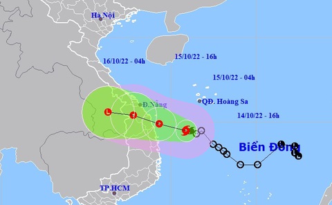 Bão Sơn Ca đang cách Đà Nẵng - Quảng Ngãi 200km - Ảnh 1. Bão Sơn Ca đang cách Đà Nẵng - Quảng Ngãi 200km - Ảnh 1.