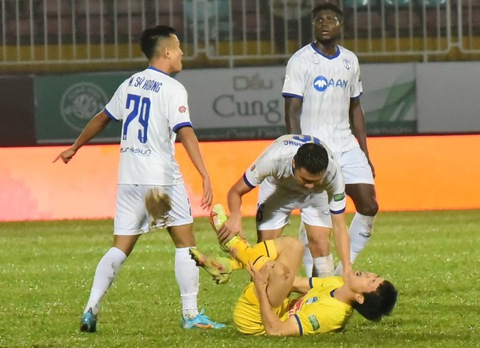 HLV Kiatisak: “Chúng tôi phải làm lại để kéo khán giả tới sân” - Ảnh 1. HLV Kiatisak: “Chúng tôi phải làm lại để kéo khán giả tới sân” - Ảnh 1.