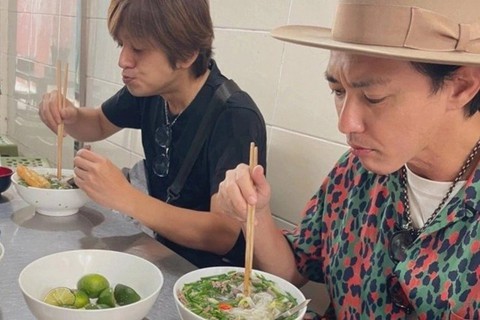 Gao Đỏ, Gao Xanh đến Hà Nội, đi ăn phở bình dân, chén cả bánh đúc nóng - Ảnh 1. Gao Đỏ, Gao Xanh đến Hà Nội, đi ăn phở bình dân, chén cả bánh đúc nóng - Ảnh 1.