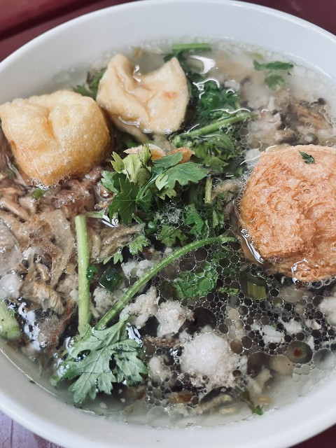 Gao Đỏ, Gao Xanh đến Hà Nội, đi ăn phở bình dân, chén cả bánh đúc nóng - Ảnh 2. Gao Đỏ, Gao Xanh đến Hà Nội, đi ăn phở bình dân, chén cả bánh đúc nóng - Ảnh 2.