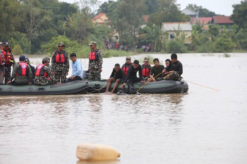 Chìm phà, 10 trẻ em Campuchia thiệt mạng trên đường đi học về - Ảnh 3. Chìm phà, 10 trẻ em Campuchia thiệt mạng trên đường đi học về - Ảnh 3.