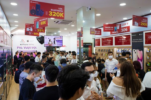 Đêm của iPhone 14 tại TP.HCM - Ảnh 5. Đêm của iPhone 14 tại TP.HCM - Ảnh 5.