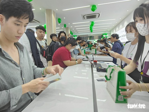 Đêm của iPhone 14 tại TP.HCM - Ảnh 6. Đêm của iPhone 14 tại TP.HCM - Ảnh 6.