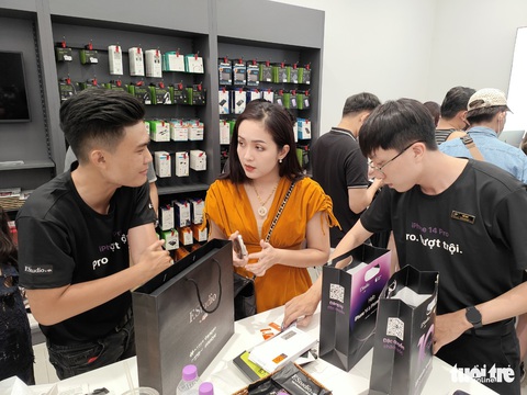 Đêm của iPhone 14 tại TP.HCM - Ảnh 1. Đêm của iPhone 14 tại TP.HCM - Ảnh 1.
