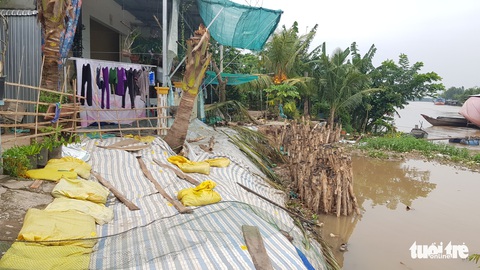 Sạt lở xảy ra nhiều nơi ở An Giang, Đồng Tháp - Ảnh 2. Sạt lở xảy ra nhiều nơi ở An Giang, Đồng Tháp - Ảnh 2.