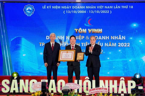 Hưng Thịnh Incons liên tiếp nhận giải thưởng sản phẩm dịch vụ tiêu biểu TP.HCM - Ảnh 1. Hưng Thịnh Incons liên tiếp nhận giải thưởng sản phẩm dịch vụ tiêu biểu TP.HCM - Ảnh 1.