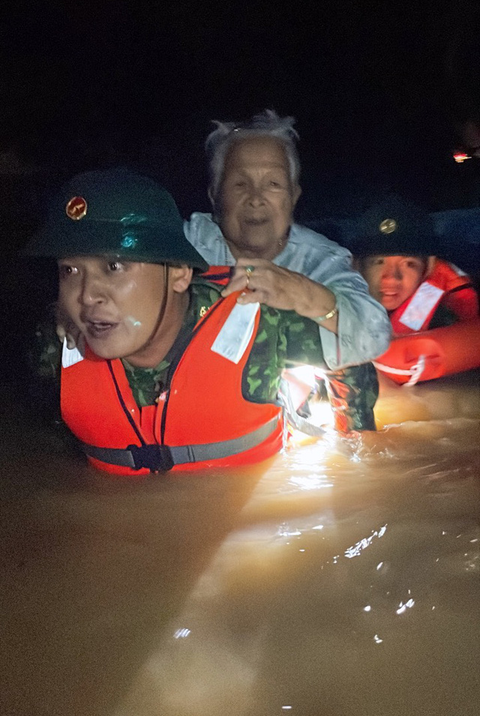 Tiếng kêu cứu trắng đêm của người Đà Nẵng bị ngập trong mưa lịch sử - Ảnh 7. Tiếng kêu cứu trắng đêm của người Đà Nẵng bị ngập trong mưa lịch sử - Ảnh 7.
