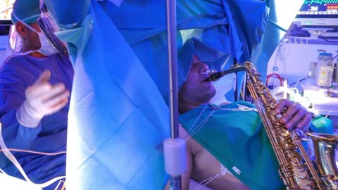 Sửng sốt với bệnh nhân vừa phẫu thuật não vừa chơi saxophone - Ảnh 1. Sửng sốt với bệnh nhân vừa phẫu thuật não vừa chơi saxophone - Ảnh 1.