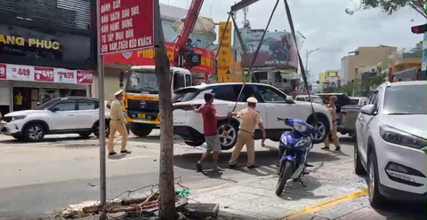 Cứu hộ hơn 300 xe ô tô sau trận ngập lụt lịch sử ở Đà Nẵng - Ảnh 4. Cứu hộ hơn 300 xe ô tô sau trận ngập lụt lịch sử ở Đà Nẵng - Ảnh 4.
