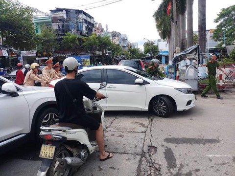 Cứu hộ hơn 300 xe ô tô sau trận ngập lụt lịch sử ở Đà Nẵng - Ảnh 3. Cứu hộ hơn 300 xe ô tô sau trận ngập lụt lịch sử ở Đà Nẵng - Ảnh 3.