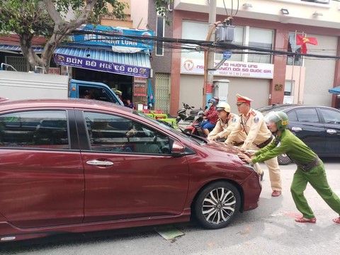 Cứu hộ hơn 300 xe ô tô sau trận ngập lụt lịch sử ở Đà Nẵng - Ảnh 2. Cứu hộ hơn 300 xe ô tô sau trận ngập lụt lịch sử ở Đà Nẵng - Ảnh 2.