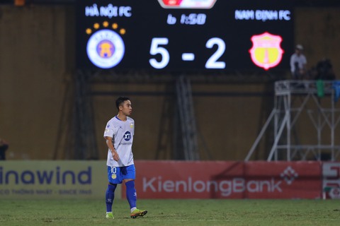 HLV Nam Định không hài lòng thua quá dễ Hà Nội FC - Ảnh 1. HLV Nam Định không hài lòng thua quá dễ Hà Nội FC - Ảnh 1.
