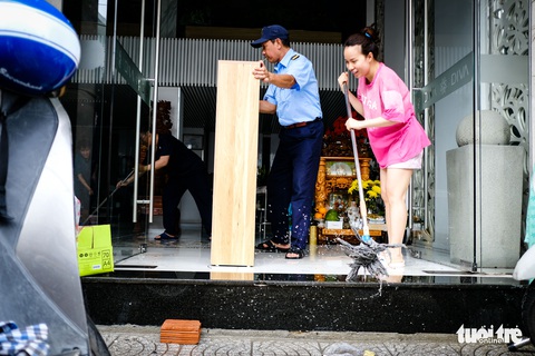 Những hình ảnh Đà Nẵng sau trận mưa lụt chưa từng thấy - Ảnh 8. Những hình ảnh Đà Nẵng sau trận mưa lụt chưa từng thấy - Ảnh 8.