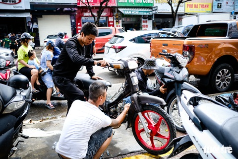 Những hình ảnh Đà Nẵng sau trận mưa lụt chưa từng thấy - Ảnh 5. Những hình ảnh Đà Nẵng sau trận mưa lụt chưa từng thấy - Ảnh 5.