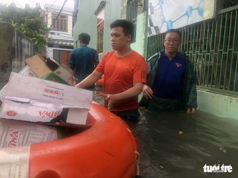 Áo xanh giúp bà con dọn dẹp, tiếp lương thực cho vùng cô lập sau ngập lụt - Ảnh 5.