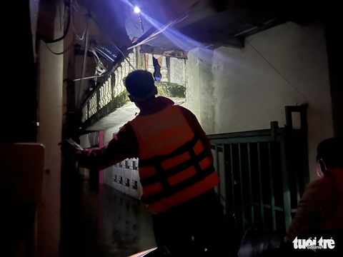 Nhóm xuồng hơi lần theo tiếng kêu cứu của người dân trong đêm ngập lụt - Ảnh 8. Nhóm xuồng hơi lần theo tiếng kêu cứu của người dân trong đêm ngập lụt - Ảnh 8.