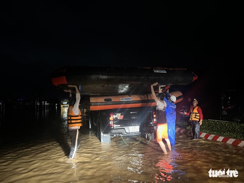 Nhóm xuồng hơi lần theo tiếng kêu cứu của người dân trong đêm ngập lụt - Ảnh 2. Nhóm xuồng hơi lần theo tiếng kêu cứu của người dân trong đêm ngập lụt - Ảnh 2.