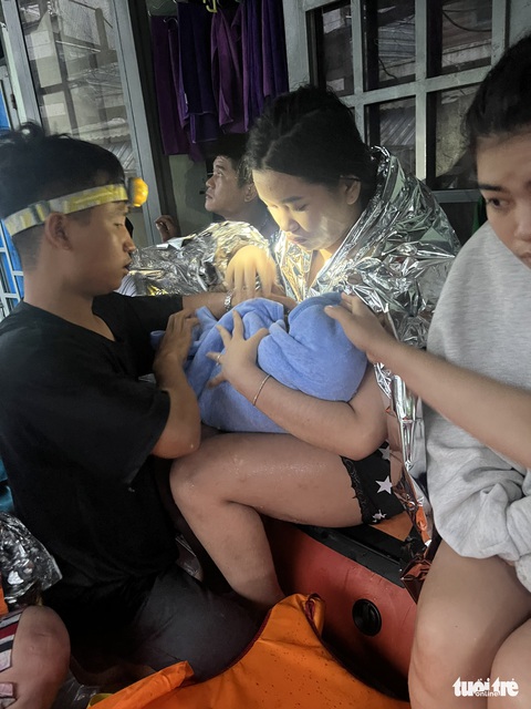 Nhóm xuồng hơi lần theo tiếng kêu cứu của người dân trong đêm ngập lụt - Ảnh 6. Nhóm xuồng hơi lần theo tiếng kêu cứu của người dân trong đêm ngập lụt - Ảnh 6.