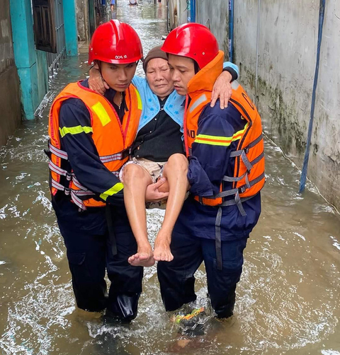 Cảnh sát giao thông giúp nhiều người dân vượt lũ đi cấp cứu - Ảnh 1. Cảnh sát giao thông giúp nhiều người dân vượt lũ đi cấp cứu - Ảnh 1.