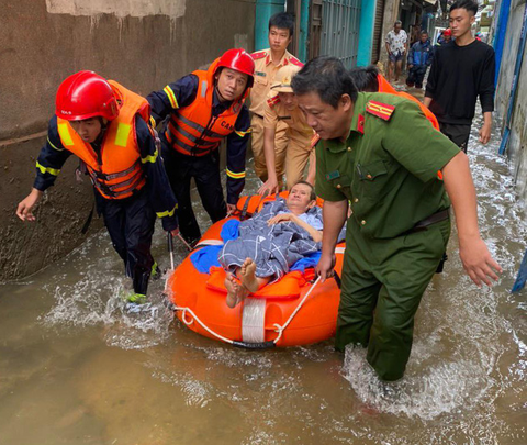 Cảnh sát giao thông giúp nhiều người dân vượt lũ đi cấp cứu - Ảnh 2. Cảnh sát giao thông giúp nhiều người dân vượt lũ đi cấp cứu - Ảnh 2.