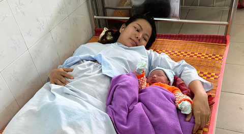 Cảnh sát giao thông giúp nhiều người dân vượt lũ đi cấp cứu - Ảnh 5. Cảnh sát giao thông giúp nhiều người dân vượt lũ đi cấp cứu - Ảnh 5.