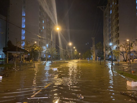 Một người đàn ông bám gốc cây ba tiếng cầu cứu trong đêm ở Đà Nẵng - Ảnh 2. Một người đàn ông bám gốc cây ba tiếng cầu cứu trong đêm ở Đà Nẵng - Ảnh 2.