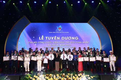 Tuyên dương 42 gương cán bộ, công chức, viên chức trẻ giỏi toàn quốc - Ảnh 3. Tuyên dương 42 gương cán bộ, công chức, viên chức trẻ giỏi toàn quốc - Ảnh 3.