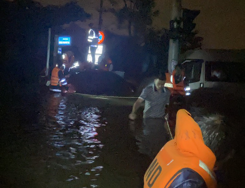 Hàng trăm đặc nhiệm đêm băng dòng nước xiết, đưa bà con Đà Nẵng vượt lũ - Ảnh 1.