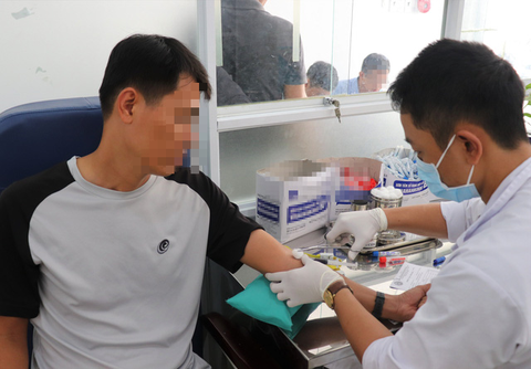 Áp xe gan, sưng nề ngực do nhiễm giun, sán từ thói quen ăn đồ tươi sống - Ảnh 1. Áp xe gan, sưng nề ngực do nhiễm giun, sán từ thói quen ăn đồ tươi sống - Ảnh 1.