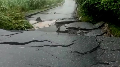 Mặt đường nứt toác, đường lên cửa khẩu quốc tế La Lay tê liệt hoàn toàn - Ảnh 1. Mặt đường nứt toác, đường lên cửa khẩu quốc tế La Lay tê liệt hoàn toàn - Ảnh 1.