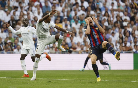 Benzema lập công, Lewandowski bỏ lỡ khó tin: Real Madrid thắng Barcelona 3-1 - Ảnh 2. Benzema lập công, Lewandowski bỏ lỡ khó tin: Real Madrid thắng Barcelona 3-1 - Ảnh 2.