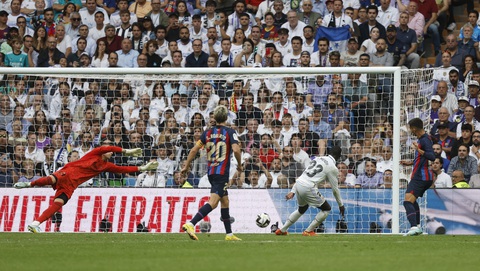 Benzema lập công, Lewandowski bỏ lỡ khó tin: Real Madrid thắng Barcelona 3-1 - Ảnh 4. Benzema lập công, Lewandowski bỏ lỡ khó tin: Real Madrid thắng Barcelona 3-1 - Ảnh 4.