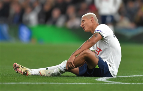 CĐV Brazil lo sốt vó khi Richarlison rời sân bằng nạng - Ảnh 1. CĐV Brazil lo sốt vó khi Richarlison rời sân bằng nạng - Ảnh 1.