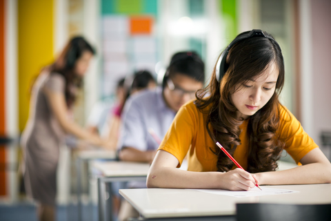 Thần thánh hóa IELTS, chạy đua học tiếng Anh theo kiểu luyện gà - Ảnh 1. Thần thánh hóa IELTS, chạy đua học tiếng Anh theo kiểu luyện gà - Ảnh 1.