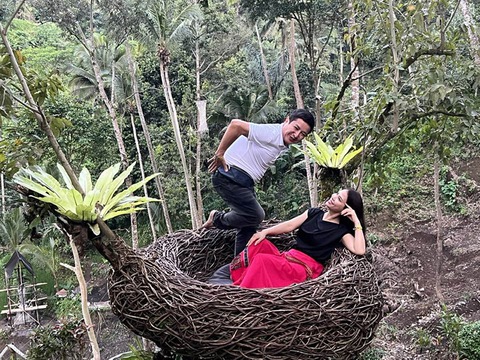 Ảnh vui sao Việt 16-10: Pha Lê tình cờ gặp Hoài Linh ở Thái Lan - Ảnh 2. Ảnh vui sao Việt 16-10: Pha Lê tình cờ gặp Hoài Linh ở Thái Lan - Ảnh 2.