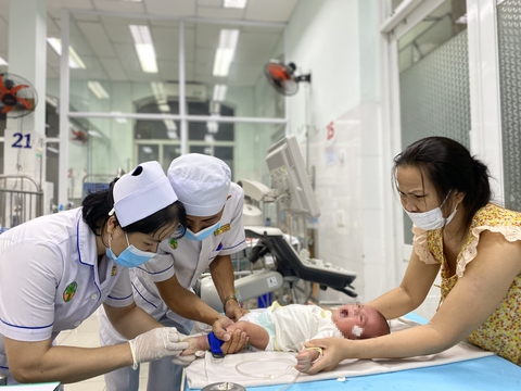 Bệnh nhi mắc bệnh hô hấp tăng mạnh ở TP.HCM, bác sĩ xuyên đêm cứu chữa - Ảnh 2. Bệnh nhi mắc bệnh hô hấp tăng mạnh ở TP.HCM, bác sĩ xuyên đêm cứu chữa - Ảnh 2.