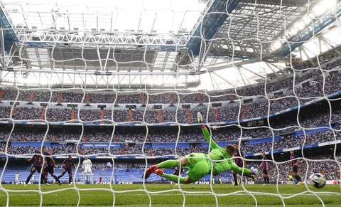 Benzema lập công, Lewandowski bỏ lỡ khó tin: Real Madrid thắng Barcelona 3-1 - Ảnh 3. Benzema lập công, Lewandowski bỏ lỡ khó tin: Real Madrid thắng Barcelona 3-1 - Ảnh 3.