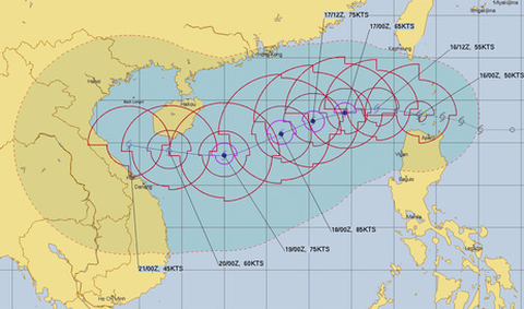 Bão Nesat tối nay vào Biển Đông, dự báo sẽ giảm cấp khi vào gần đất liền Bắc Trung Bộ - Ảnh 2. Bão Nesat tối nay vào Biển Đông, dự báo sẽ giảm cấp khi vào gần đất liền Bắc Trung Bộ - Ảnh 2.
