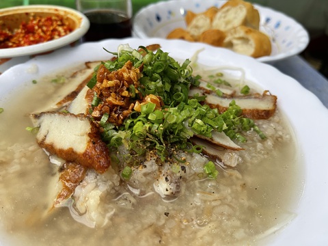 Tô cháo chả nóng hổi giữa trời chiều Phú Quốc - Ảnh 3. Tô cháo chả nóng hổi giữa trời chiều Phú Quốc - Ảnh 3.
