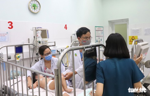 Bệnh nhi mắc bệnh hô hấp tăng mạnh ở TP.HCM, bác sĩ xuyên đêm cứu chữa - Ảnh 3. Bệnh nhi mắc bệnh hô hấp tăng mạnh ở TP.HCM, bác sĩ xuyên đêm cứu chữa - Ảnh 3.