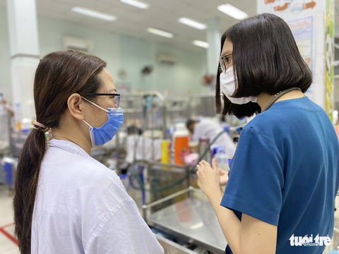 Bệnh nhi mắc bệnh hô hấp tăng mạnh ở TP.HCM, bác sĩ xuyên đêm cứu chữa - Ảnh 4. Bệnh nhi mắc bệnh hô hấp tăng mạnh ở TP.HCM, bác sĩ xuyên đêm cứu chữa - Ảnh 4.