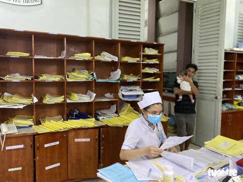 Bệnh nhi mắc bệnh hô hấp tăng mạnh ở TP.HCM, bác sĩ xuyên đêm cứu chữa - Ảnh 8. Bệnh nhi mắc bệnh hô hấp tăng mạnh ở TP.HCM, bác sĩ xuyên đêm cứu chữa - Ảnh 8.
