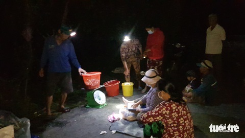 Dân miền Tây tất bật đánh bắt cá đồng mùa lũ lớn - Ảnh 2. Dân miền Tây tất bật đánh bắt cá đồng mùa lũ lớn - Ảnh 2.