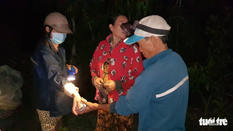 Dân miền Tây tất bật đánh bắt cá đồng mùa lũ lớn - Ảnh 3. Dân miền Tây tất bật đánh bắt cá đồng mùa lũ lớn - Ảnh 3.
