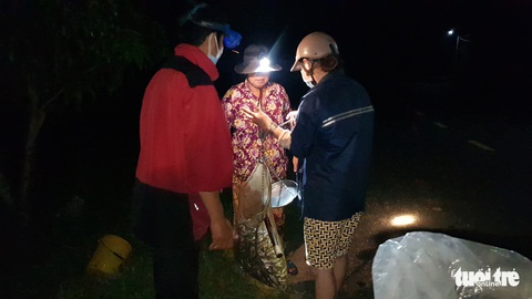 Dân miền Tây tất bật đánh bắt cá đồng mùa lũ lớn - Ảnh 4. Dân miền Tây tất bật đánh bắt cá đồng mùa lũ lớn - Ảnh 4.